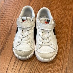 Nike White and Black Low-Top Sneakers